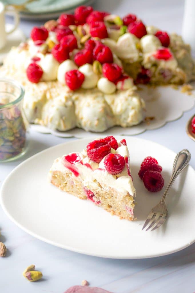 Financier pistache framboise glaçage rocher blanc