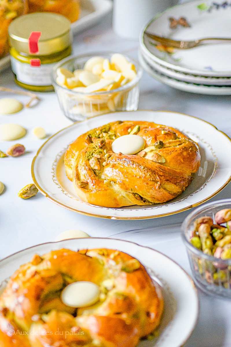 Babka brioche roulée à la pâte de pistache et chocolat blanc