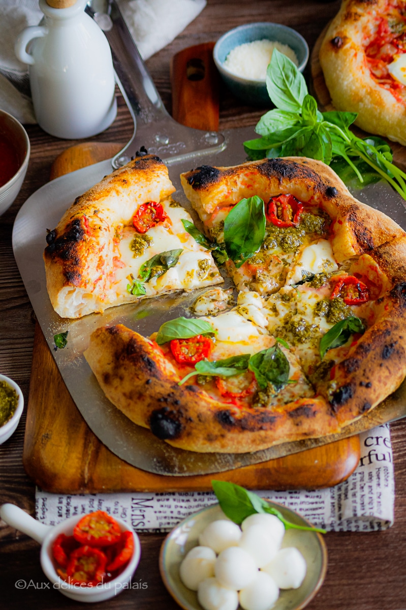 Recette pizza traditionnelle pesto mozzarella parmesan