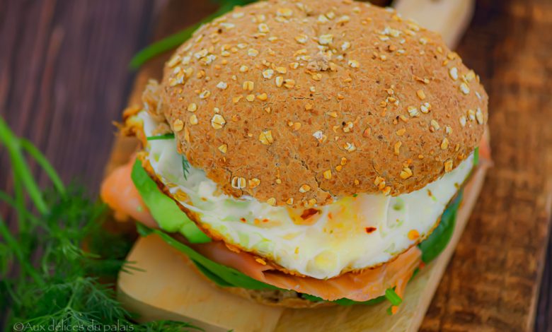 Burger au saumon fumé avocat et oeuf