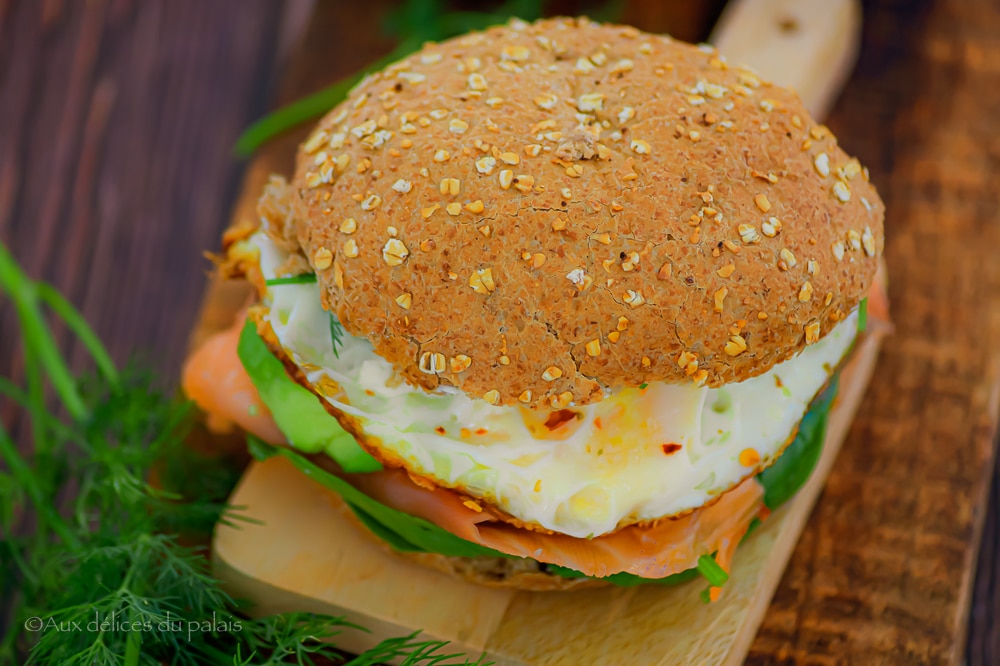 Burger au saumon fumé avocat et oeuf