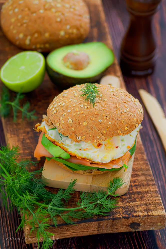 Burger au saumon fumé avocat et oeuf