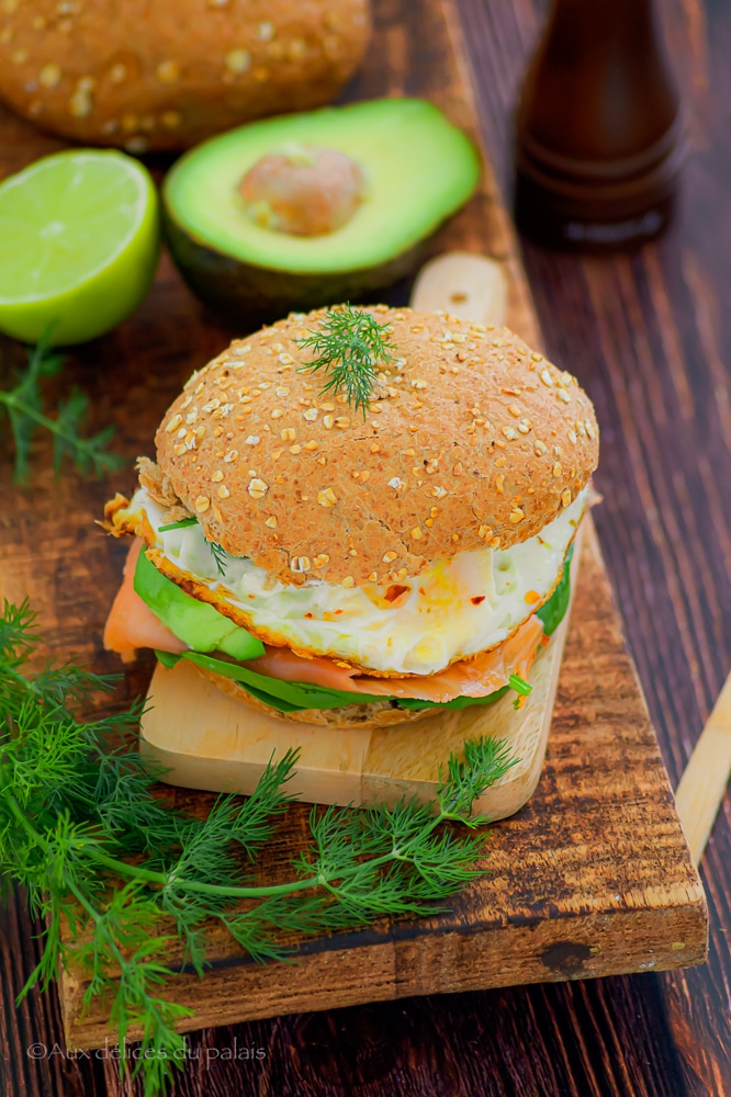 Burger norvégien au saumon fumé et avocat