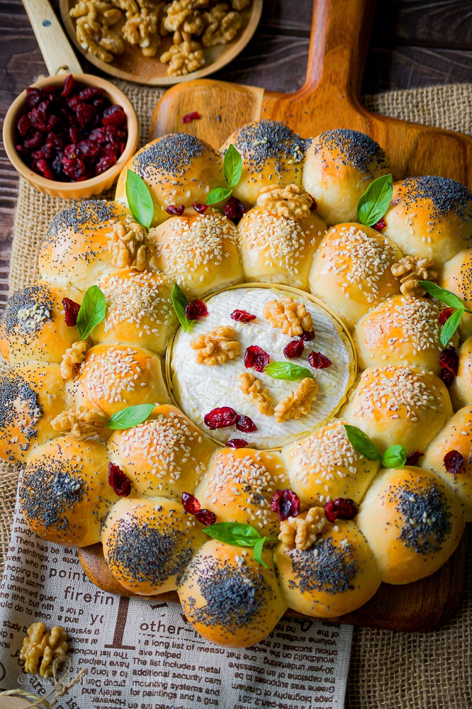 Couronne de pain festive et camembert au four