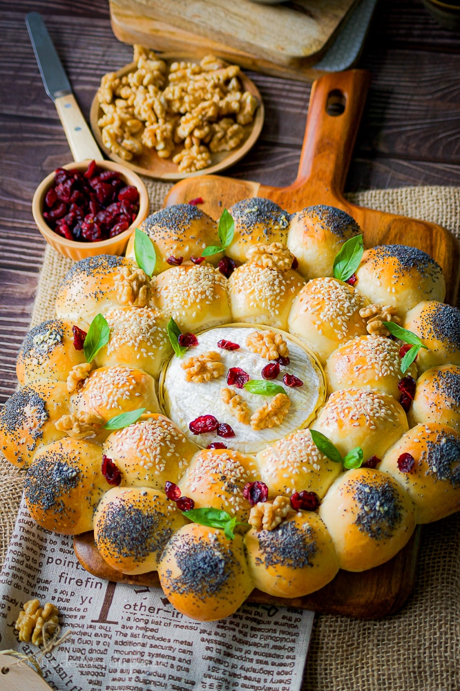 Couronne de petits pains et camembert au four