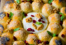 Couronne de petits pains et camembert au four