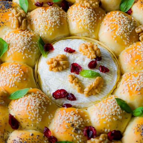 Couronne de petits pains et camembert au four