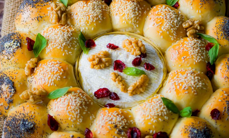 Couronne de petits pains et camembert au four