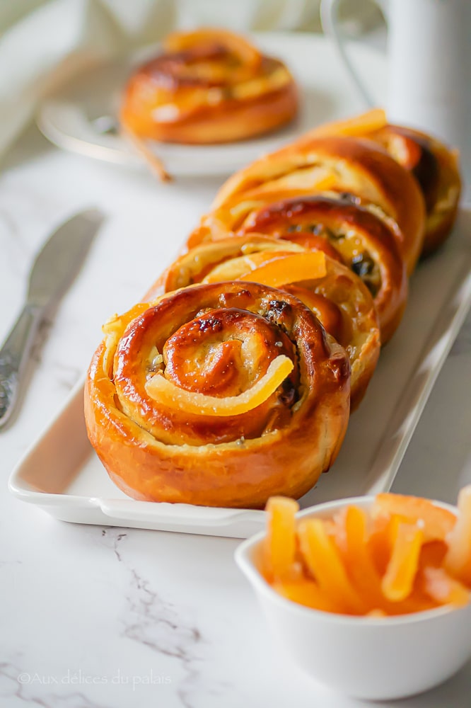 Brioche roulée à la crème raisins secs et orange confite