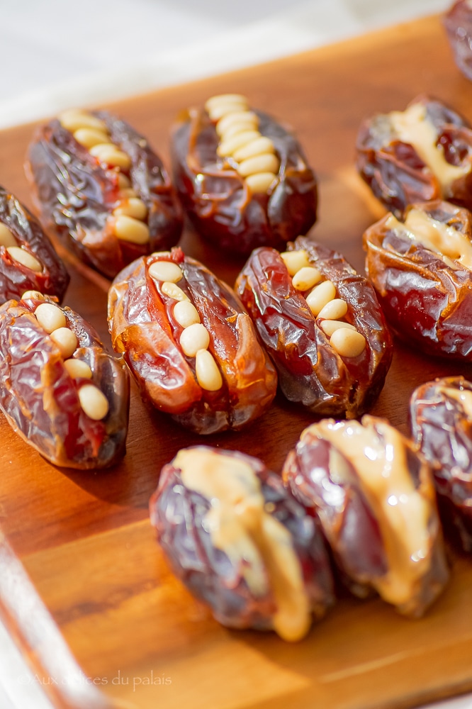 Dattes au chocolat fourrées au beurre de cacahuètes