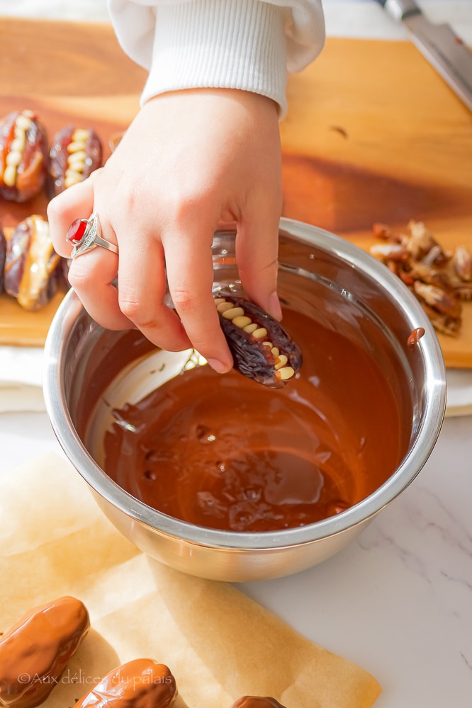 Dattes au chocolat fourrées au beurre de cacahuètes