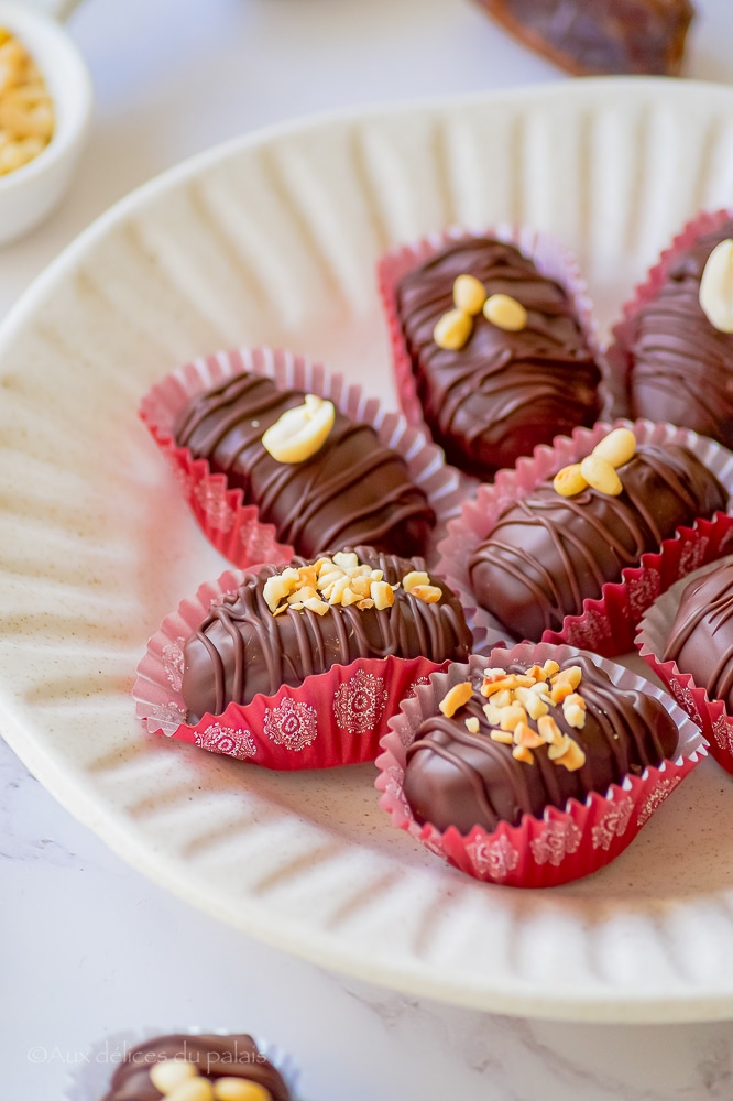 Dattes chocolatées farcies au beurre de cacahuètes 