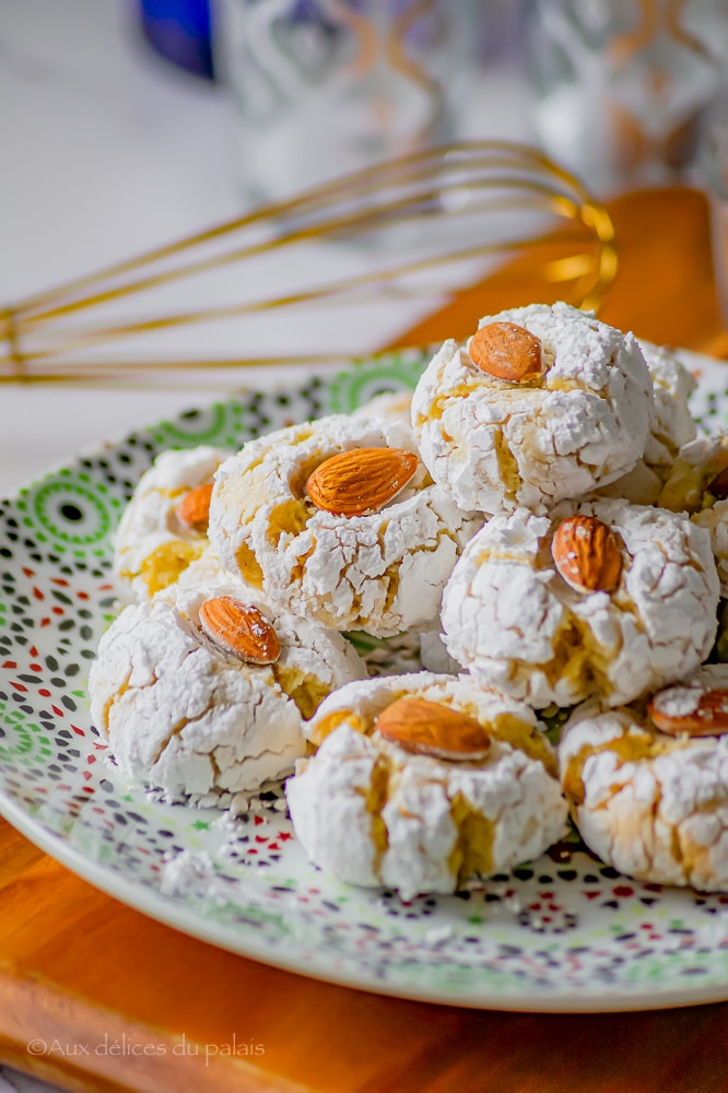 ghriba pâtisserie marocaine craquelée aux amandes
