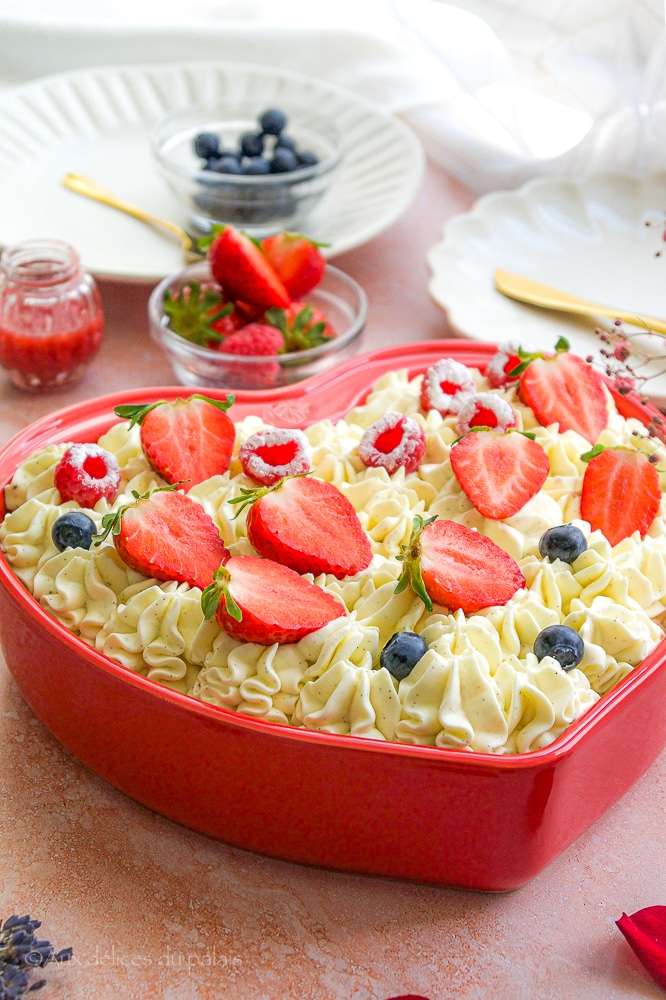 Gâteau moelleux aux fruits rouges ganache vanille 