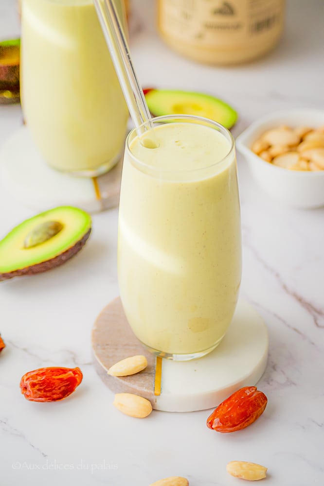 Smoothie avocat, dattes et amandes