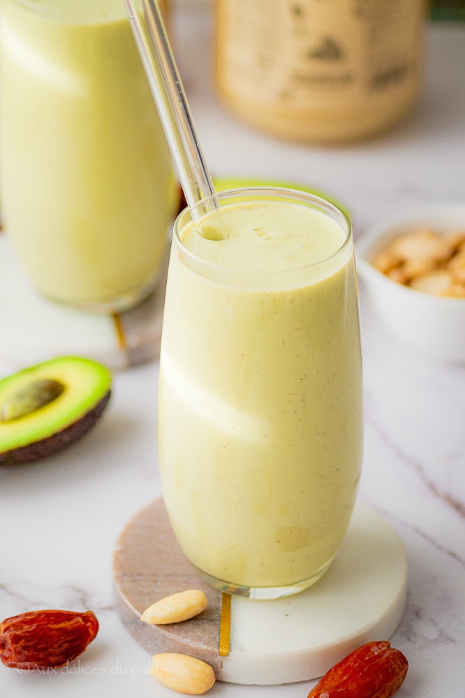 Smoothie avocat, dattes et amandes