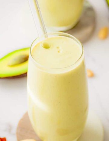Smoothie avocat, dattes et amandes