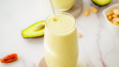 Smoothie avocat, dattes et amandes