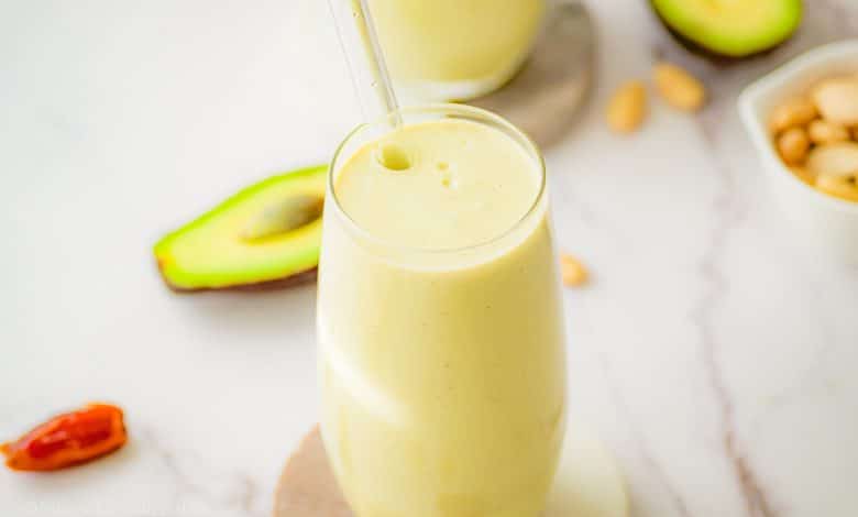 Smoothie avocat, dattes et amandes