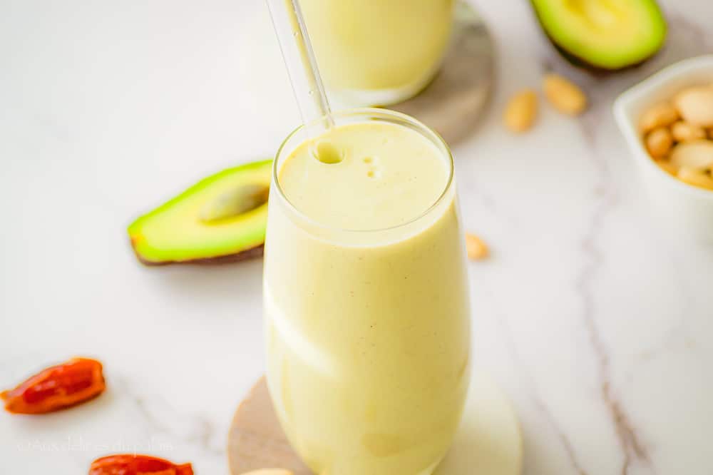 Smoothie avocat, dattes et amandes