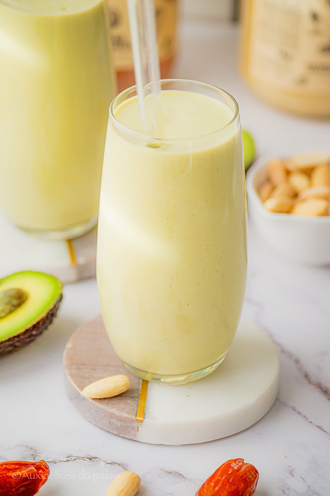 jus d'avocat aux dattes ,miel et amandes à la marocaine