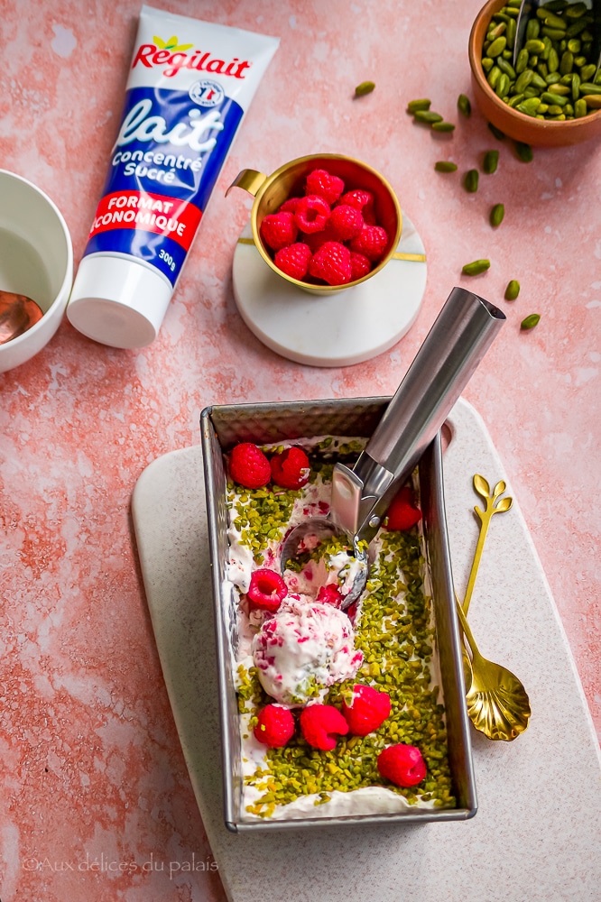 glace aux framboises et lait concentré sucré