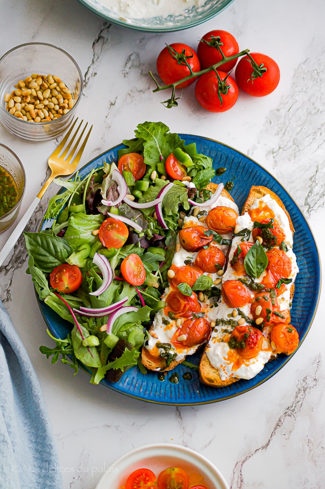 Bruschetta italienne à la burrata, tomates rôties et pignons de pin