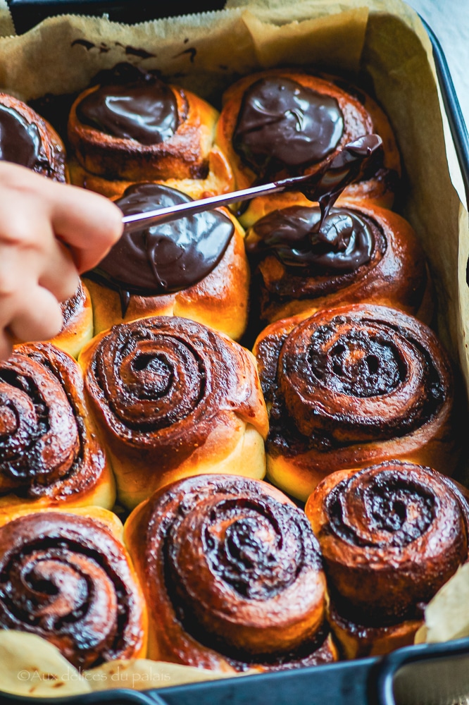 Cinnamon rolls pépites de chocolat glaçage au chocolat