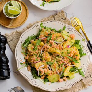 Salade de pommes de terre, avocat et saumon fumé