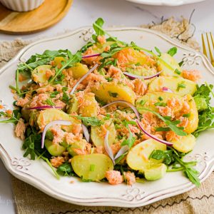 Salade de pommes de terre, avocat et saumon fumé