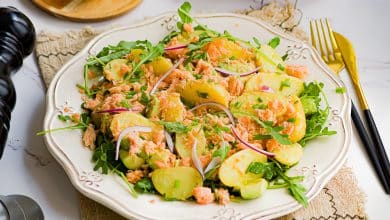 Salade de pommes de terre, avocat et saumon fumé