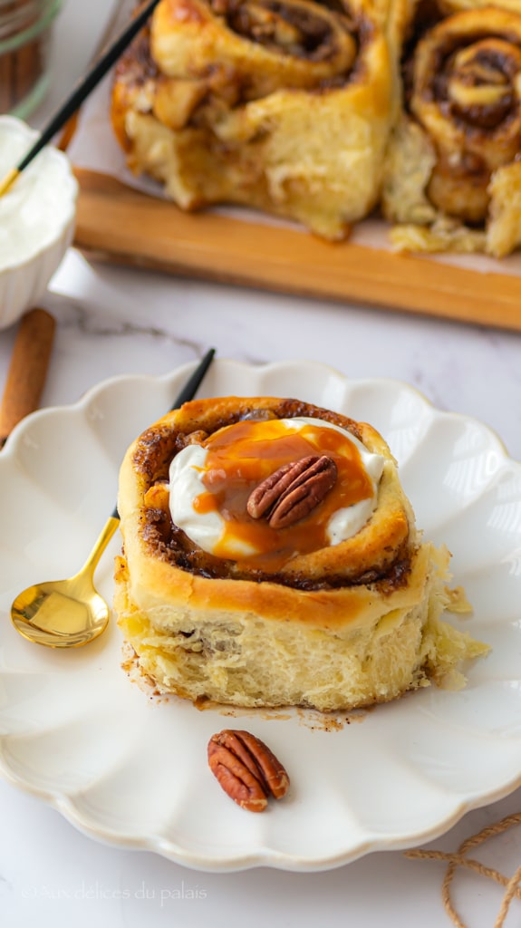 Cinnamon rolls brioche roulée aux pommes et caramel