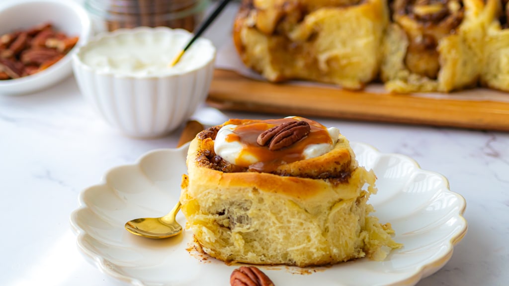 Cinnamon rolls brioche roulée aux pommes et caramel