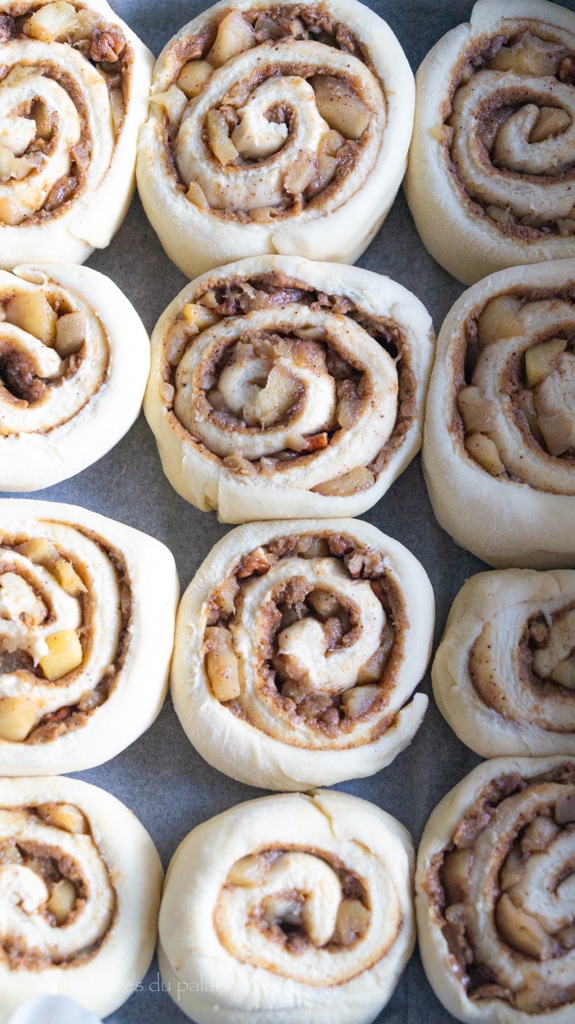 Cinnamon rolls brioche roulée aux pommes et caramel