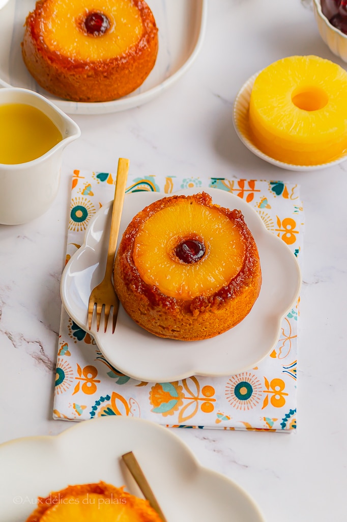 Gâteau moelleux renversé à l'ananas et cerise