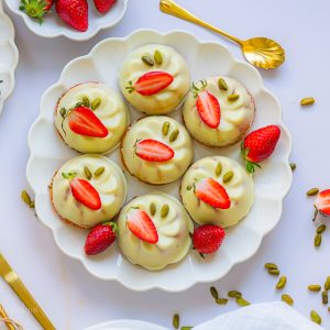 Gâteau moelleux aux fraises et pistaches