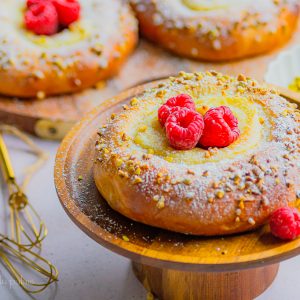 Brioche aux framboises et crème pâtissière