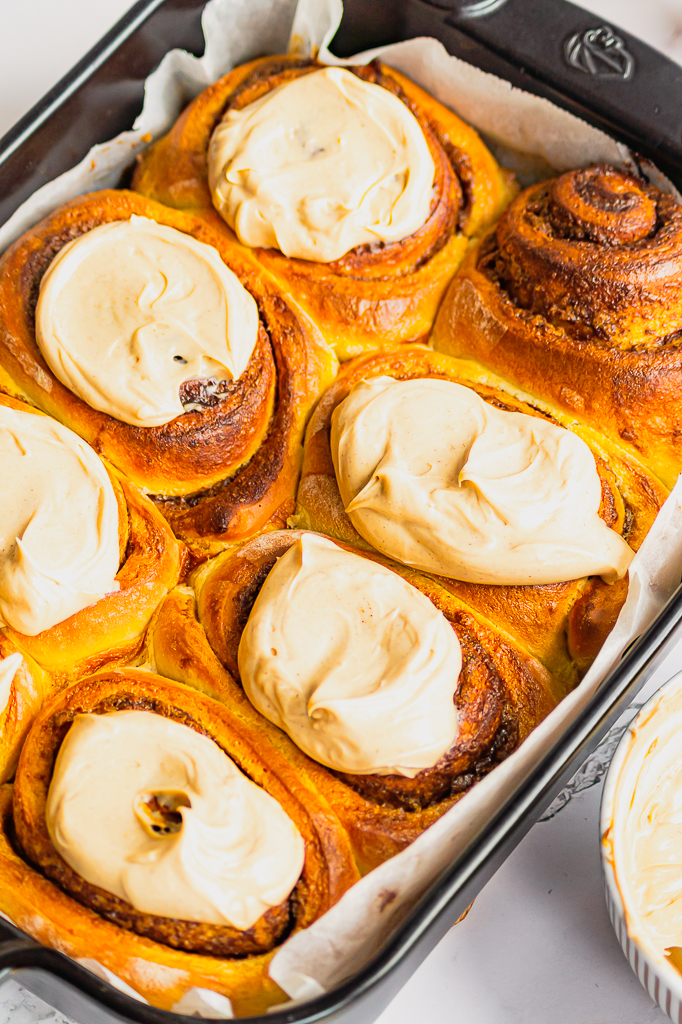 étaler le glaçage au cream cheese et spéculos