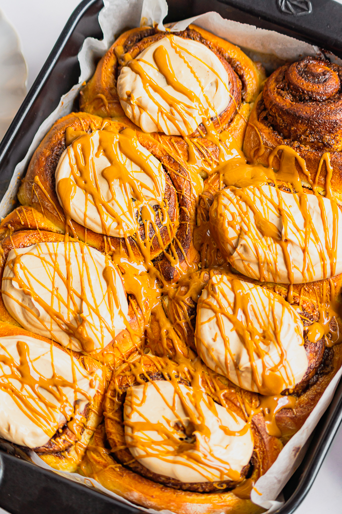 Cinnamon rolls au spéculos : étaler le glaçage au cream cheese et spéculos