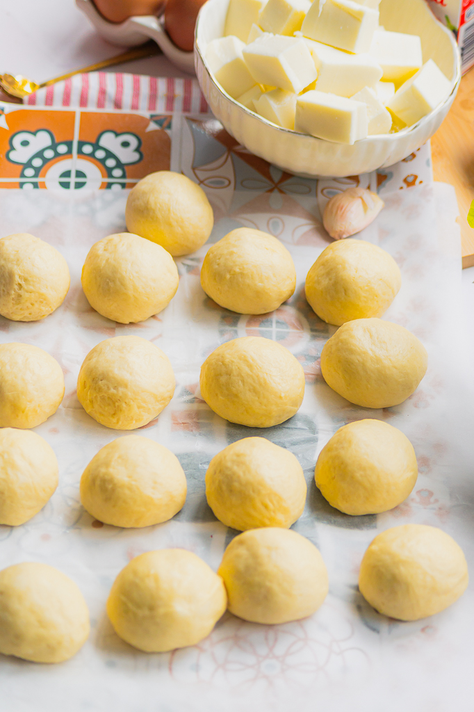 Petits pains au fromage ail et herbes (Pull-apart buns)