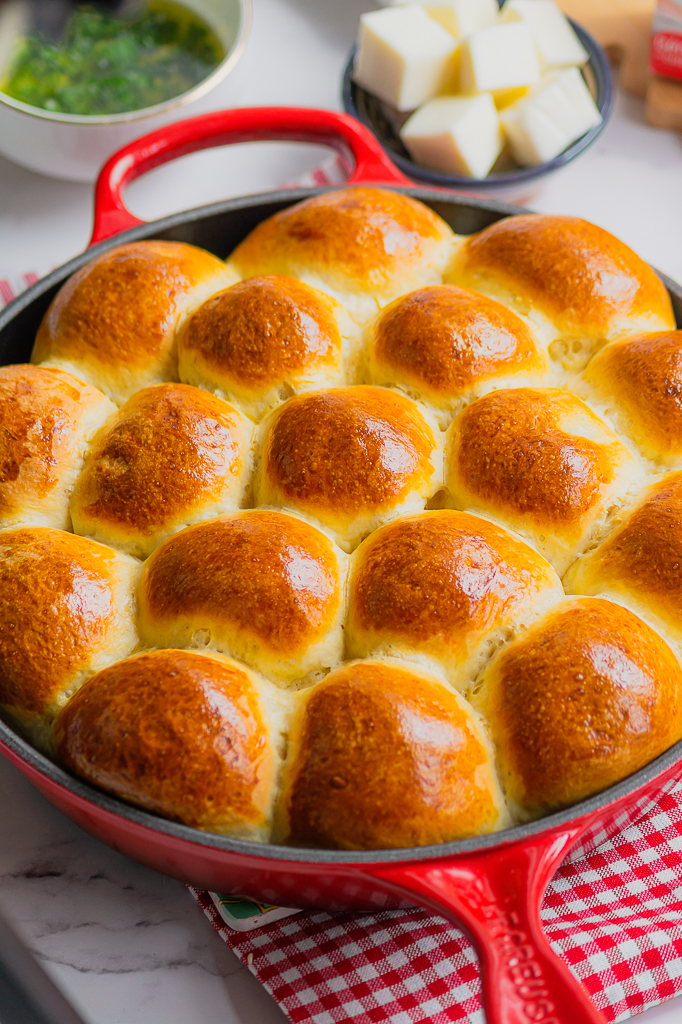 Petits pains au fromage ail et herbes (Pull-apart buns)
