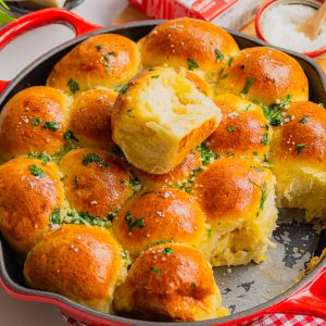 Petits pains au fromage ail et herbes (Pull-apart buns)