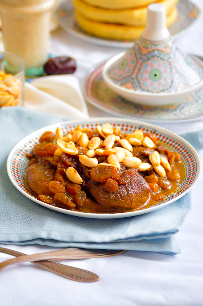 comment faire une Mrouzia d'agneau raisins secs safran et amandes