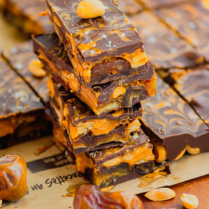 Barres dattes cacahuètes et chocolat (sans cuisson)
