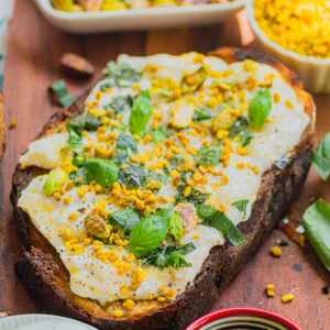 Bruschetta burrata basilic pistaches et miel