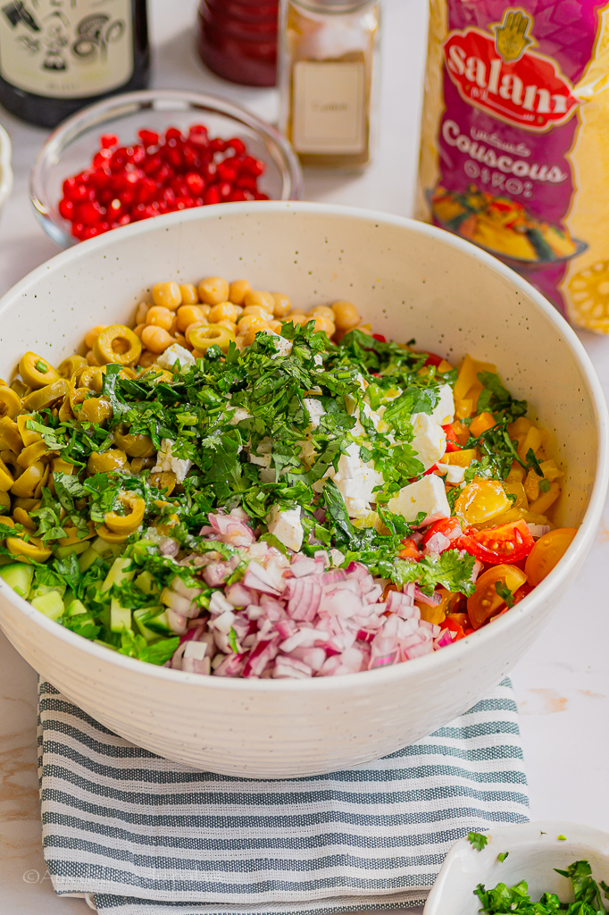 Salade de couscous aux légumes et aux pois chiches